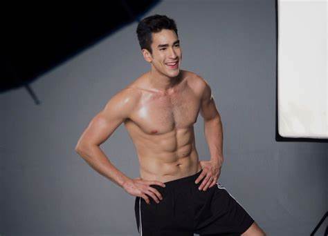 người đ&agrave;n &ocirc;ng ở trần